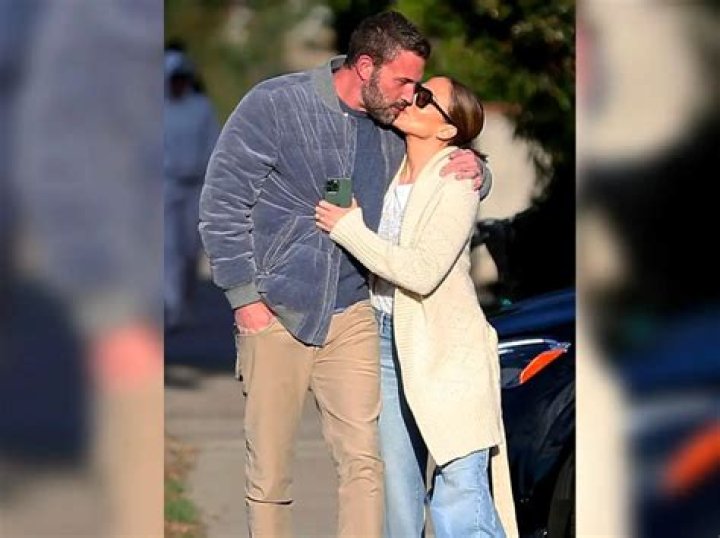 Ben Affleck Checks His Phone While Kissing Jennifer Lopez – Hollywood Life