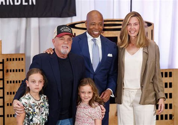 Billy Joel’s Daughters Join Him at MSG for Christmas Song: Video – Hollywood Life