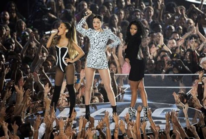 Celebrity Duets: Pics Of Beyonce & Nicki Minaj’s Performance & More