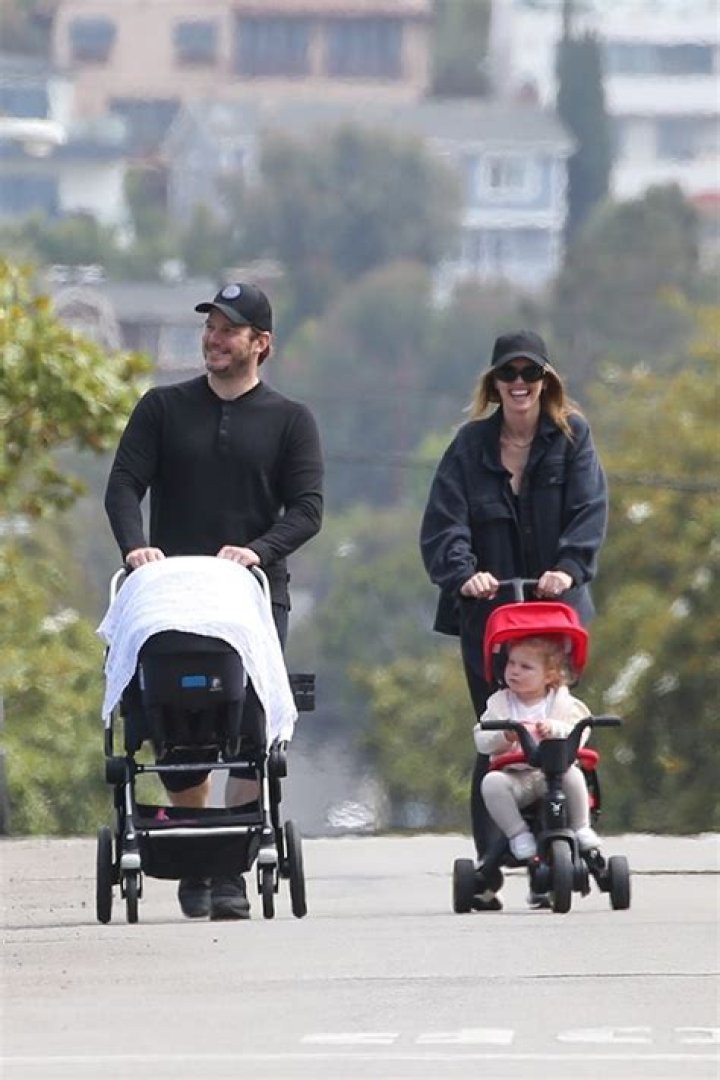 Chris Pratt Carries Daughter Lyla, 2, While On Walk With Katherine – Hollywood Life
