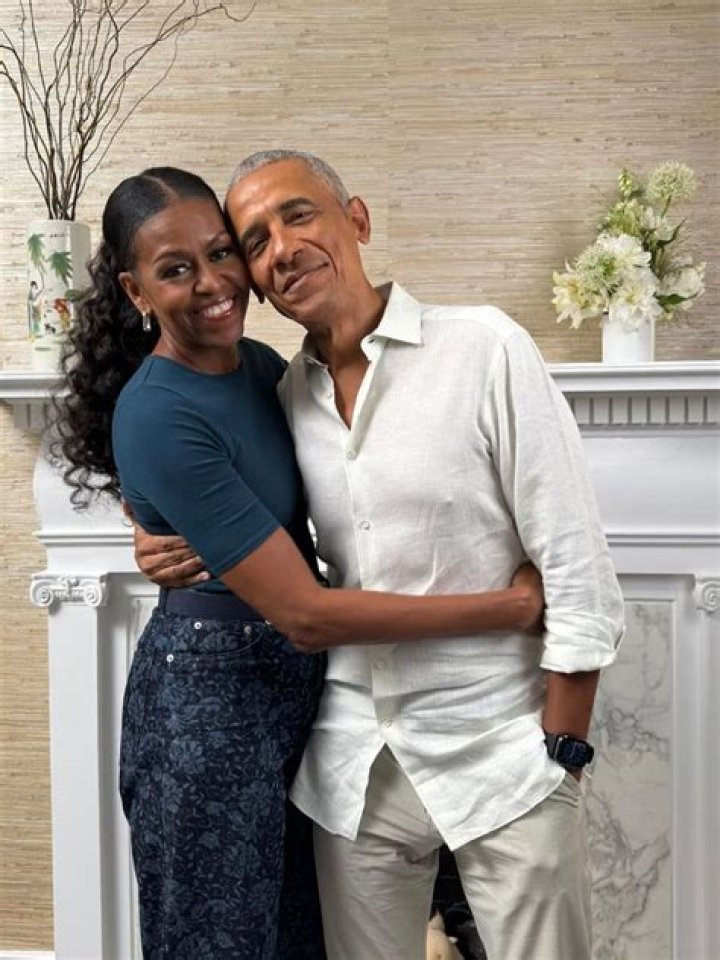 Donald & Melania’s Icy Relationship Vs. Barack & Michelle’s Loving Marriage — PICS