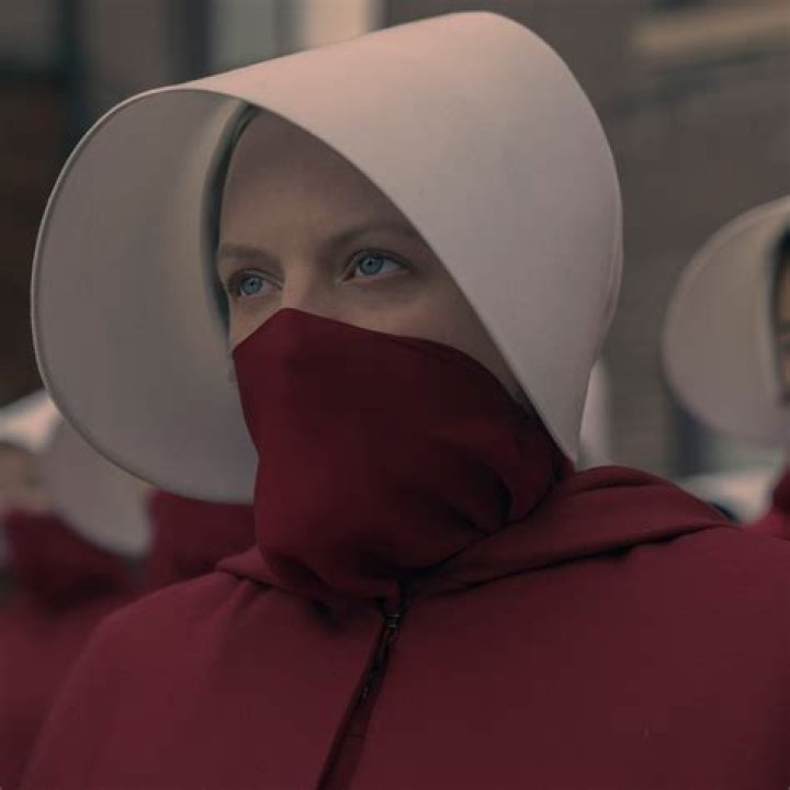 Elisabeth Moss Talks ‘Handmaid’s Tale’ Finale, Season 4, & June’s Fate – Hollywood Life