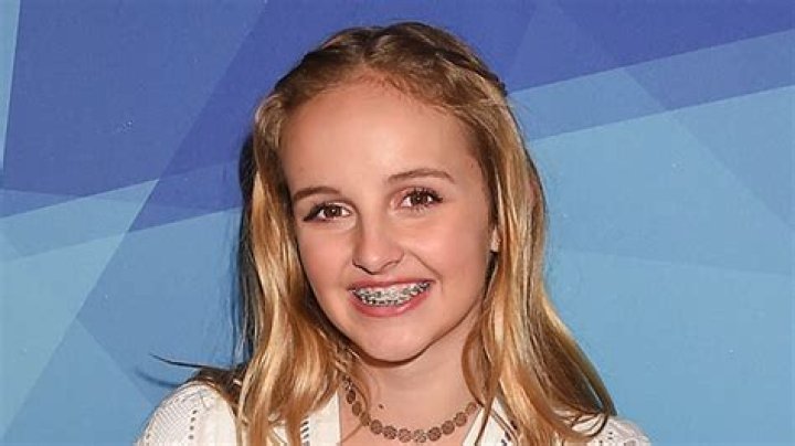 Evie Clair News, Music, Photos & Videos – Hollywood Life