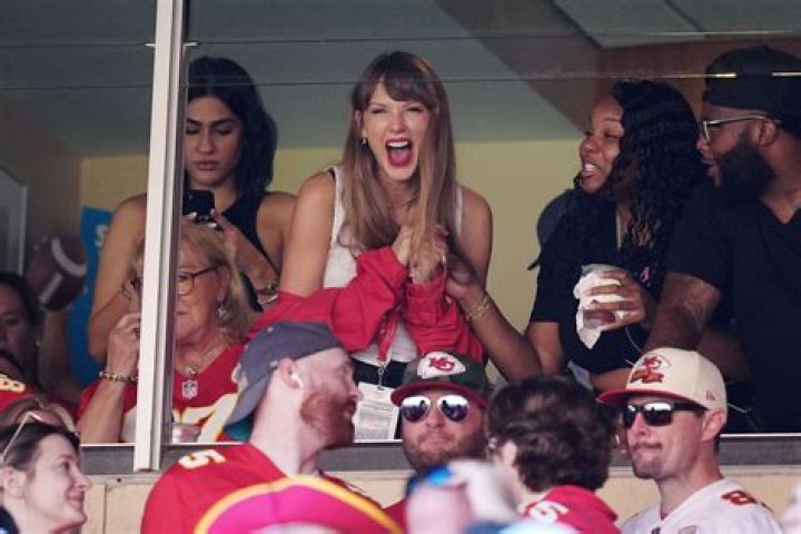 Fans Mad – Hollywood Life