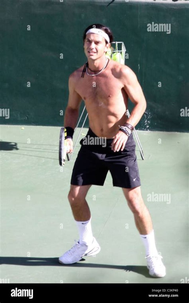 Gavin Rossdale Goes Shirtless While Playing Tennis — Pics – Hollywood Life