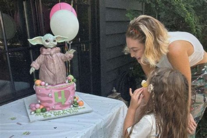 Gigi Hadid’s 25th Birthday: Spoiled With Gifts, Flowers & More: Photos – Hollywood Life