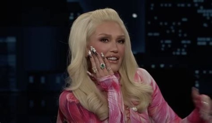 Gwen Stefani Reveals Massive Emerald Ring She Got From Blake Shelton For Valentine’s Day