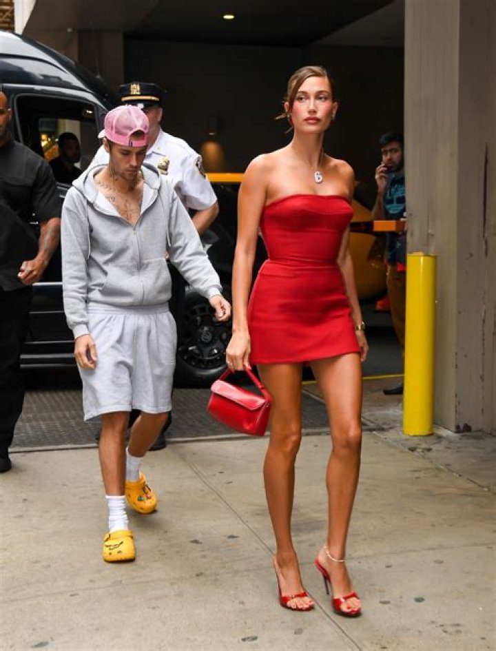 Hailey Baldwin Wears Strapless Bikini While Lounging In A Sauna — See Pic