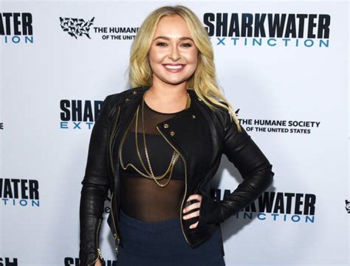 Hayden Panettiere Surfaces With Dad By Her Side After 2nd Trip To Rehab For Postpartum