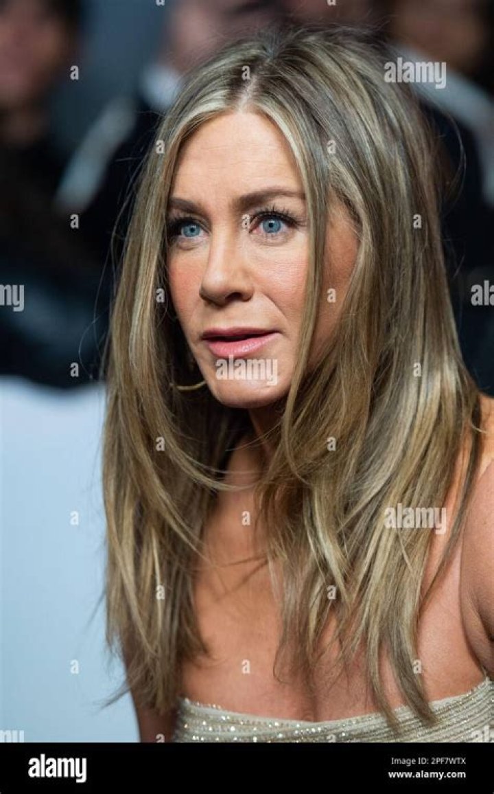 Jennifer Aniston Rocks Grey Hair Roots In New Instagram Video – Hollywood Life