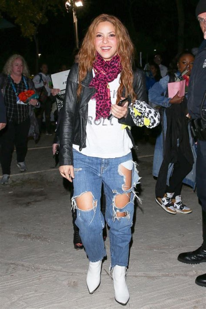 Jennifer Lopez & Shakira Rock Ripped Jeans After Amazing Halftime Show – Hollywood Life