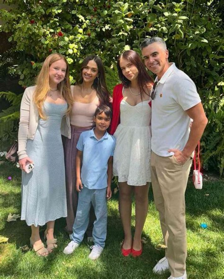 Jessica Alba’s Kids Honor, 14, Haven, 11, & Hayes, 4, Are So Cute In Thanksgiving Photo With Dad Cash Warren