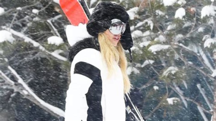 Jessica Simpson Stuns While Skiing In All Red Outfit & Full Face Of Makeup: Photos