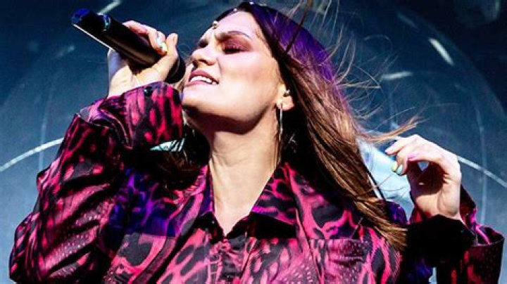 Jessie J Rocks A Bikini Top While Belting Out Whitney Houston Song – Hollywood Life