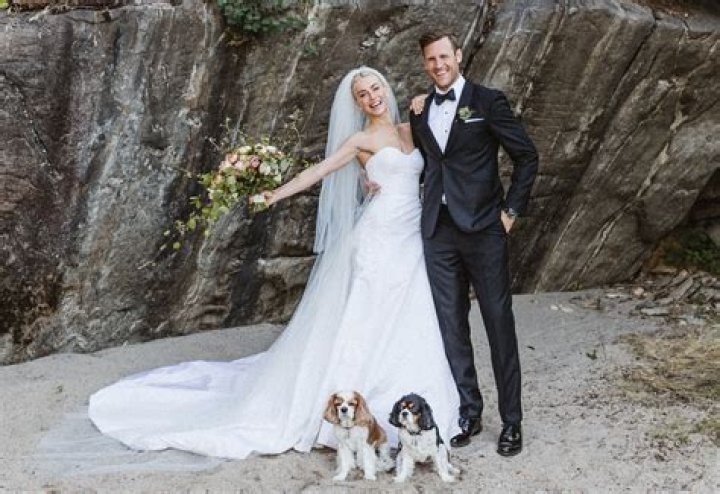 Julianne Hough & Brooks Laich Having An ‘Amazing Time’ Vacationing In Idaho 4 Mos. After Split