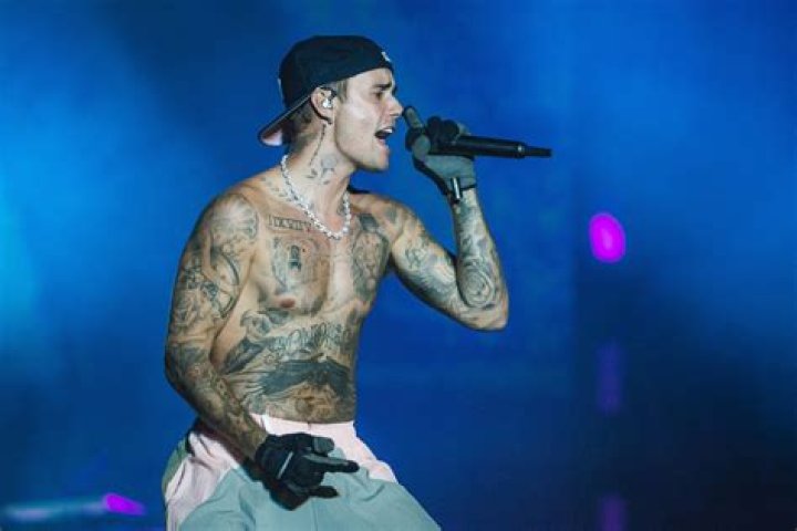 Justin Bieber Performs Free Concert For 300,000 Fans – Hollywood Life