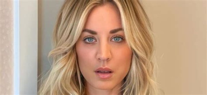 Kaley Cuoco Hilariously Chows Down On Pizza, Champagne & More After Golden Globes Loss — Pic