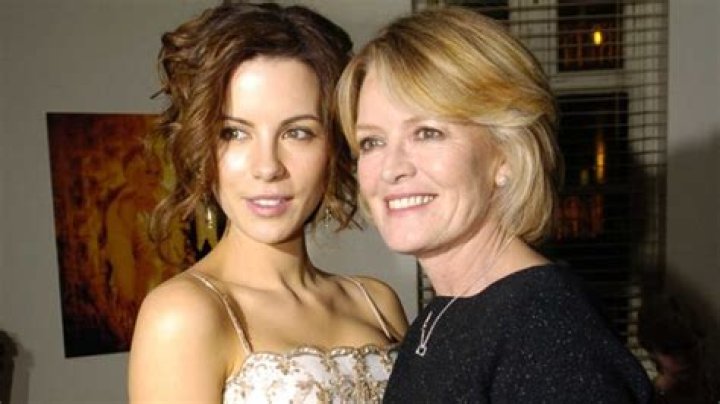 Kate Beckinsale Cries As She Reveals Mom’s Hospitalization In Heartbreaking Tribute: Photos