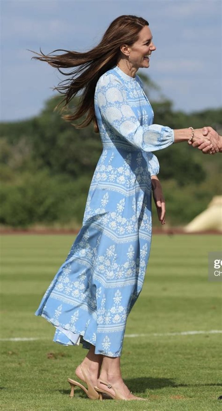 Kate Middleton’s Feet In India — Goes Barefoot & Reveals Tortured Feet – Hollywood Life
