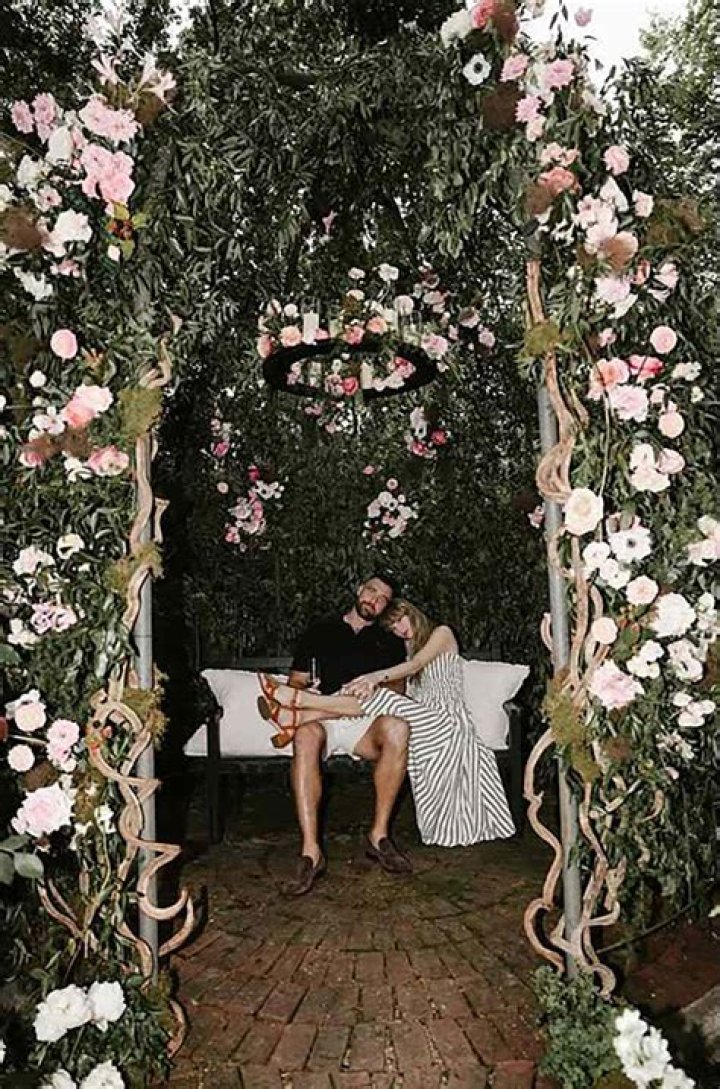 Katie Gets A Birthday Gift From Travis – Hollywood Life