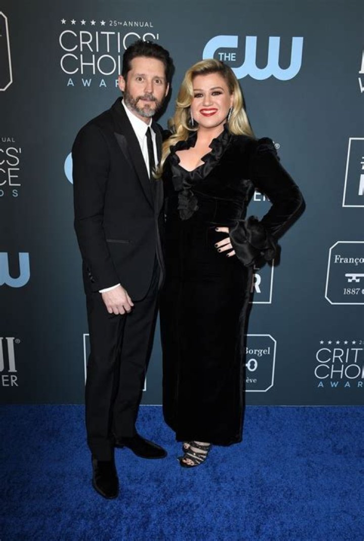 Kelly Clarkson’s Fans Think Lyric Change Is For Ex Brandon Blackstock – Hollywood Life