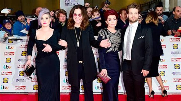 Kelly Osbourne & Her Family Reunite For A Rare Photo – Hollywood Life