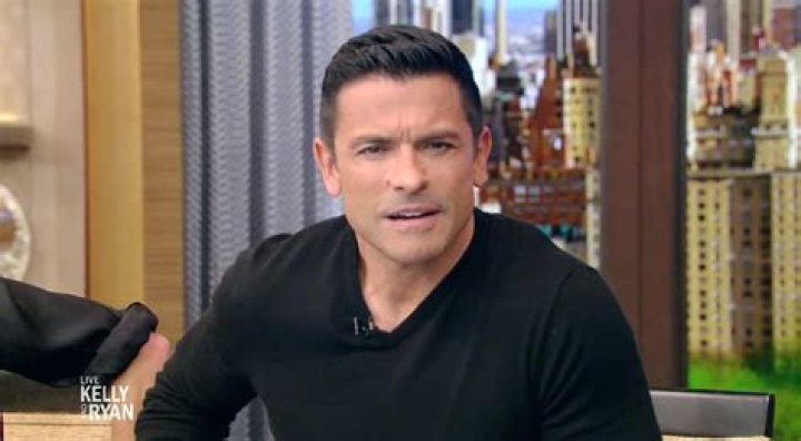 Kelly Ripa & Mark Consuelos Address Speculation That He Wears Eyeliner 
