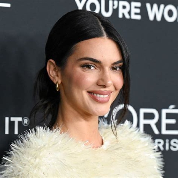 Kendall Jenner Shares Pregnancy Meme After Taking Family Photo – Hollywood Life