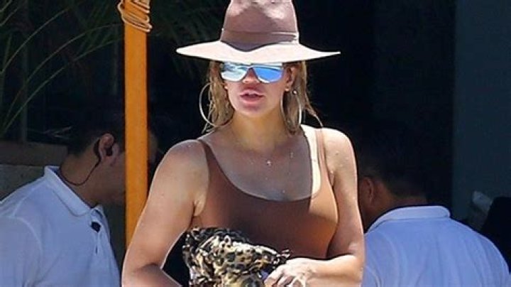 Khloe Kardashian Rocks Bikini On Turks & Caicos Vacation – Hollywood Life
