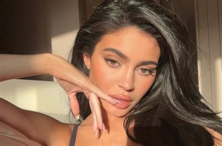 Kylie Jenner Reveals Natural Nails: Watch – Hollywood Life