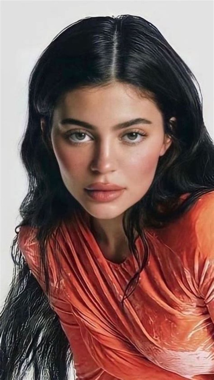 Kylie Jenner’s Natural Hair — PICS