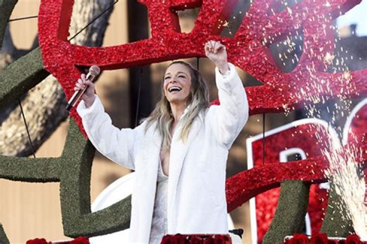 LeAnn Rimes At Rose Parade In Fur Coat During Performance – Photos – Hollywood Life