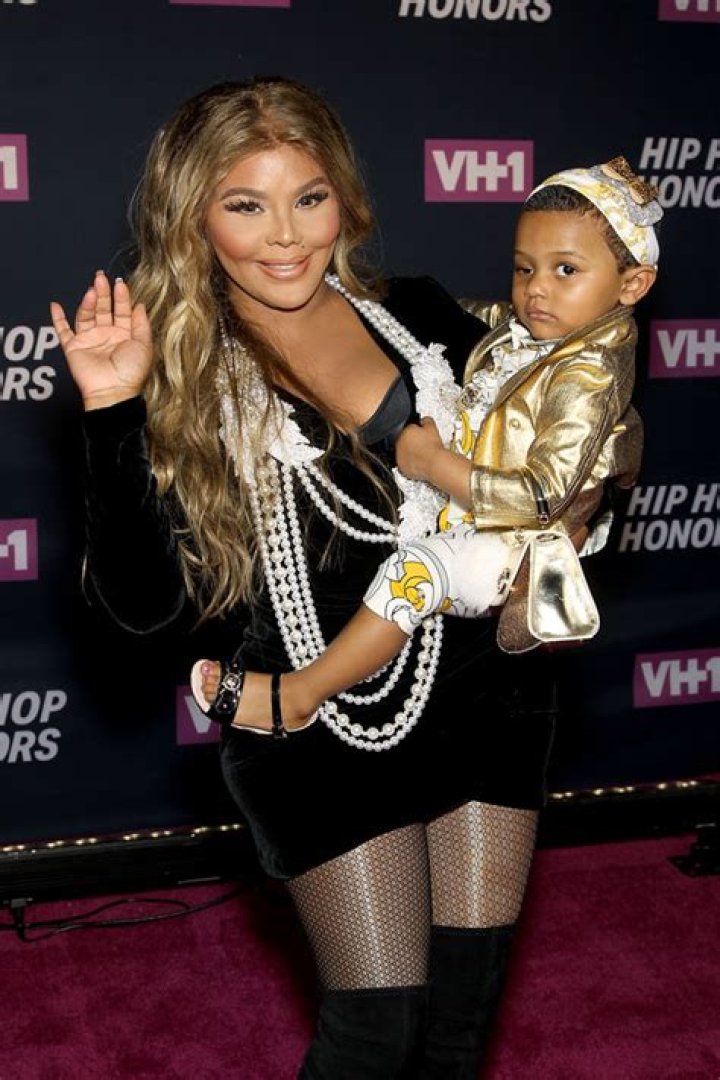 Lil’ Kim Dances With Daughter Royal Reign On Stage In Cute Video – Hollywood Life