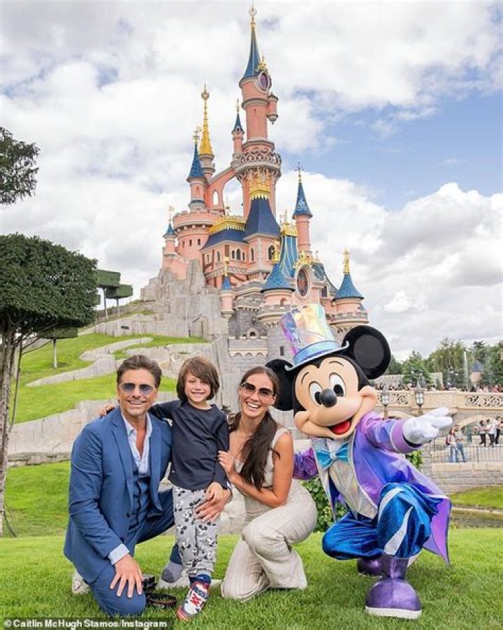 Mary Kate & Ashley Olsen Pose With Mickey Mouse In John Stamos’ Adorable Throwback Pic