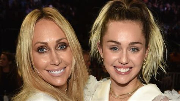 Miley Cyrus: Her Mom & Dad’s Shocked Reaction To Nicki Minaj’s VMA Diss — Watch