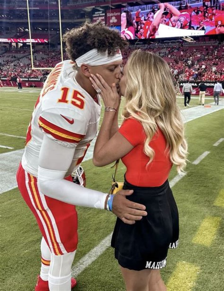 ​Patrick Mahomes Runs Off The Field To Give Brittany Matthews A Kiss After Chiefs’ Win