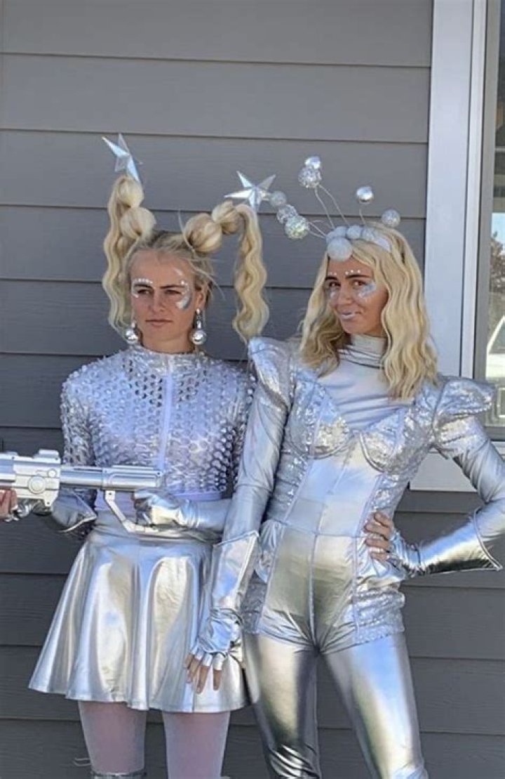 Performs Medley In Three Space-Themed Outfits – Hollywood Life