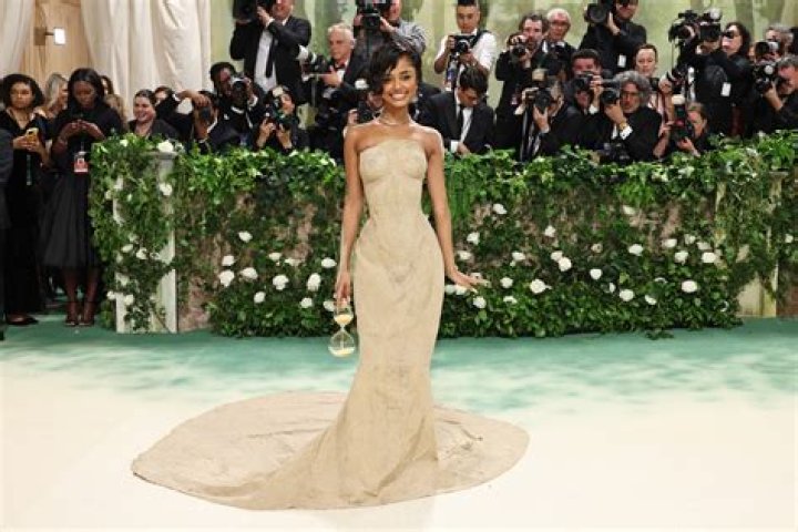 [PHOTOS] Rihanna’s Met Gala Outfit — Goes Braless In Full-Length Gown – Hollywood Life