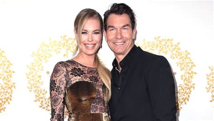 Rebecca Romijn Cuts Jerry O’Connell’s Hair: Video – Hollywood Life