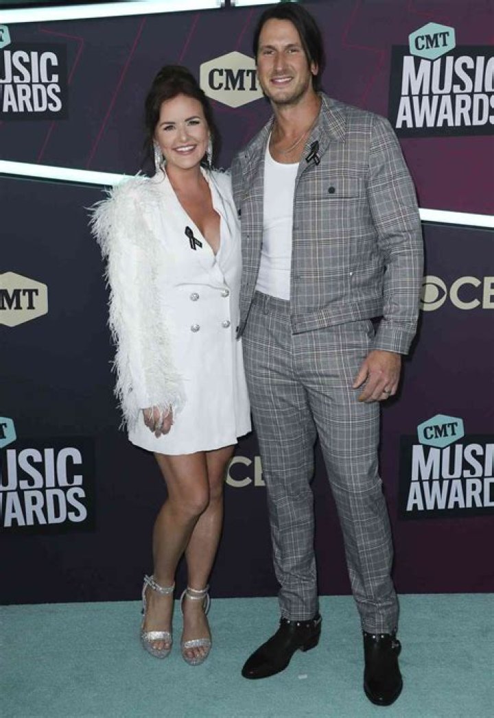 Russell Dickerson Talks Wife Kailey & Bringing Son On Tour – Hollywood Life