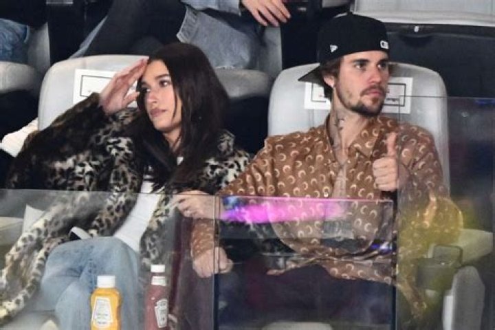Selena Gomez Parties With Friends While Justin Bieber’s Away