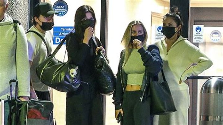 Selena Gomez Seen With Brooklyn Beckham & Nicola After Thanksgiving – Hollywood Life