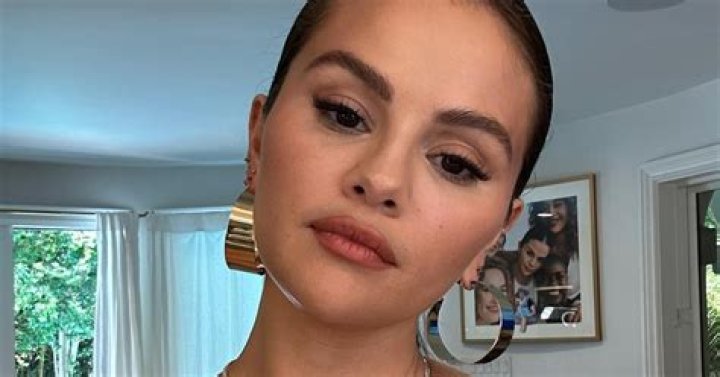 Selena Gomez Wears Only Towel, Shares Morning Skincare Routine: Video – Hollywood Life