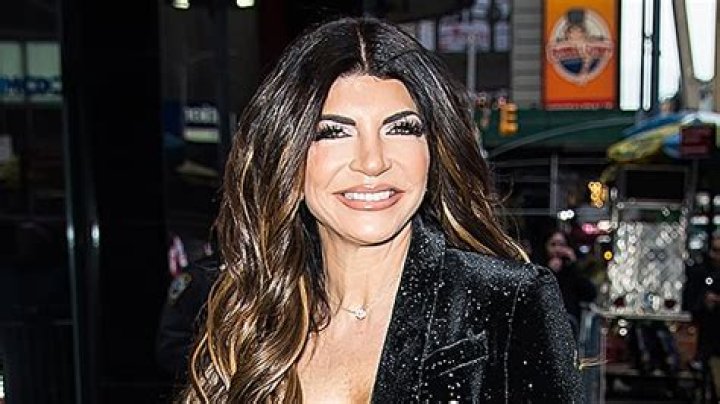 Teresa Giudice Gives Tour Of New Jersey Mansion: Video – Hollywood Life
