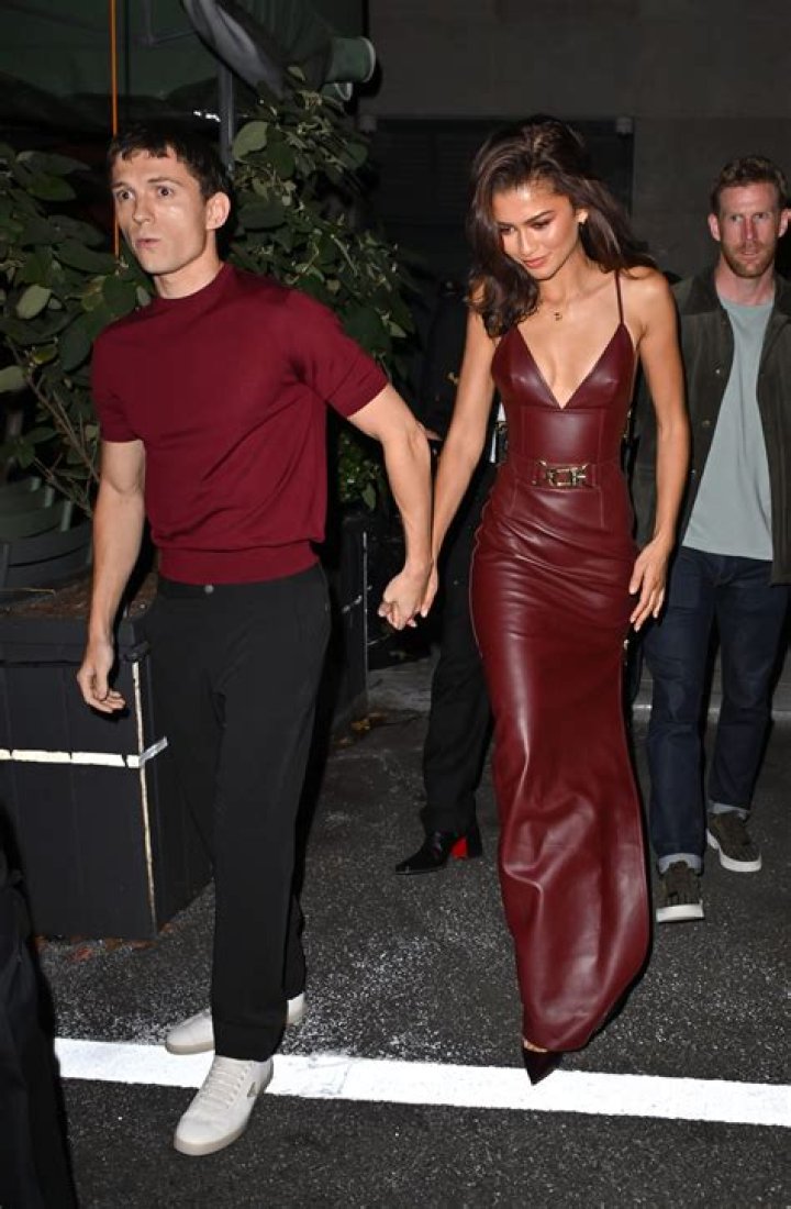 Tom Holland Carries Zendaya’s $4K Louis Vuitton Bag Leaving Venice – Hollywood Life