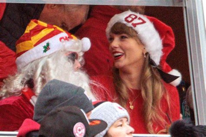 Travis Kelce Reveals Christmas Gift He Got From Taylor Swift’s Brother – Hollywood Life