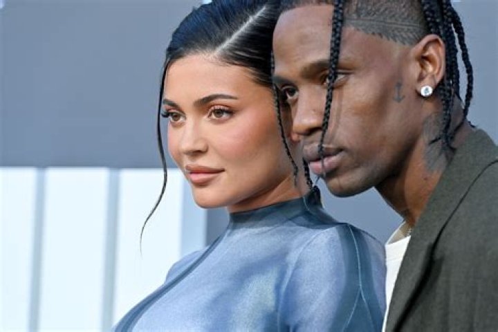Travis Scott’s ‘SNL’ Performance Dissed On Twitter: ‘WTF?’ – Hollywood Life